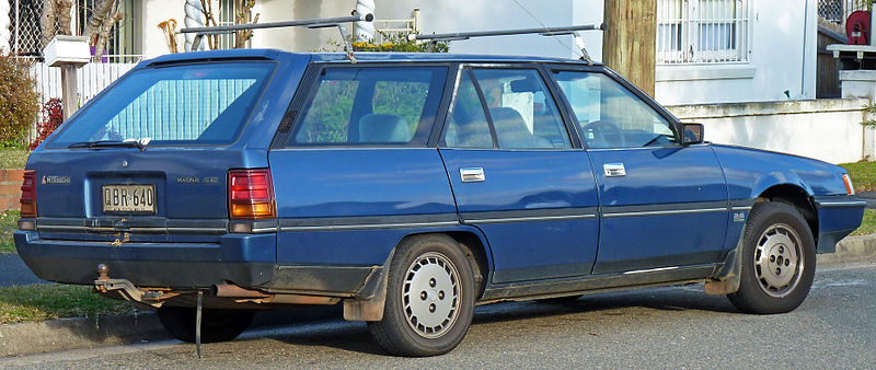 1989-1991_Mitsubishi_Magna_TP_SE_station_wagon_2010-07-25_02.jpg