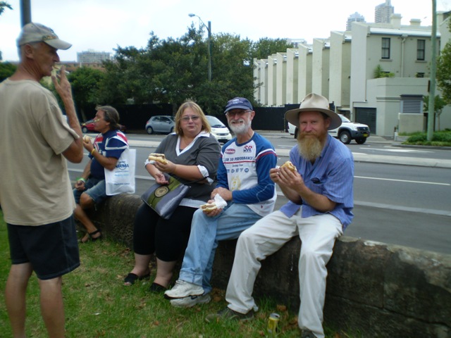 Feeding time a t the Zoo!!.JPG