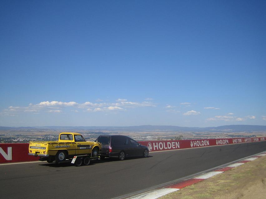 53 - Isuzu Bellett Wasp and VY Sandman on Skyline at Bathurst.JPG