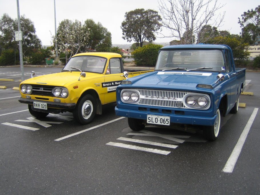 Isuzu Wasp & Toyota Stout - two 1965 utes together - 05.JPG