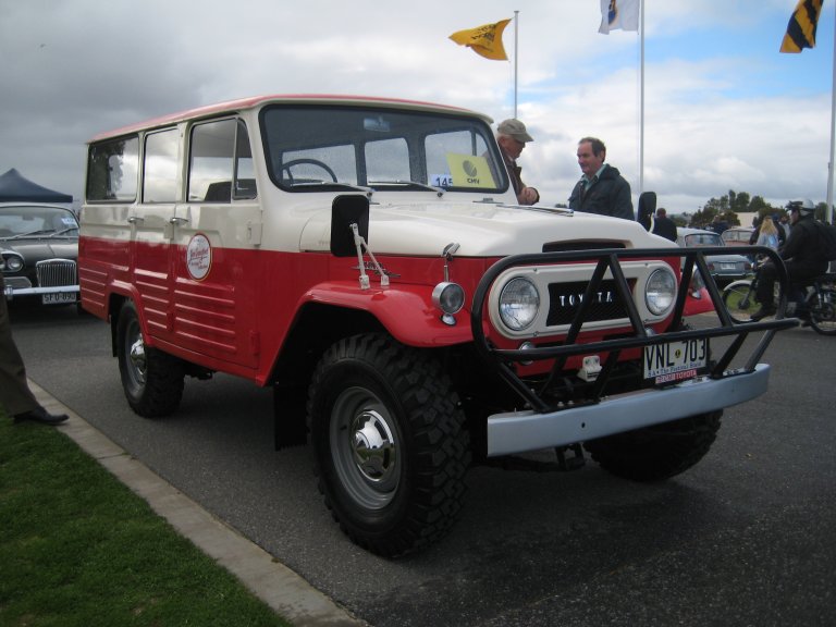 Toyota Landcruiser wagon.JPG