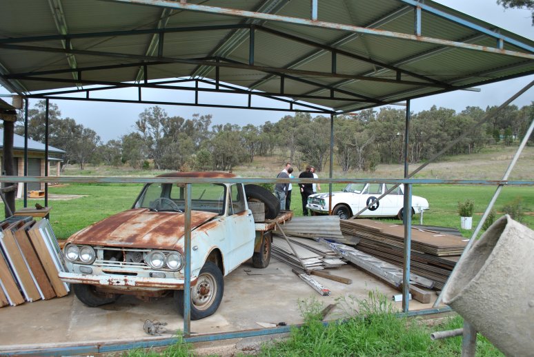 Isuzu Wasp - 12 - front with Gav's Bellett sedan.JPG