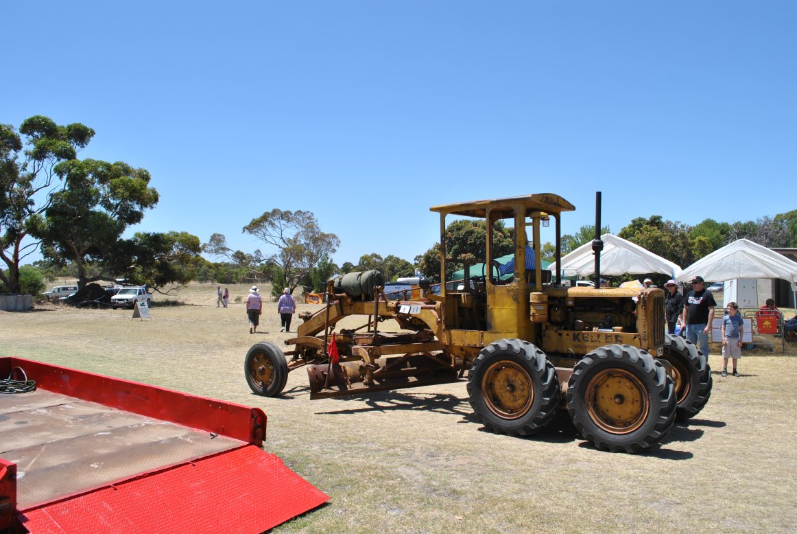 Caterpillar grader - 01.JPG